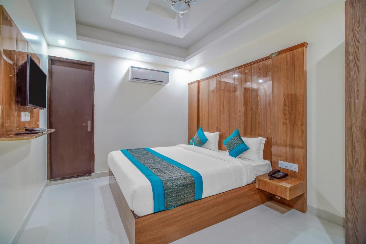 Hotel Classic Plaza At Delhi Airport Нью-Дели Экстерьер фото
