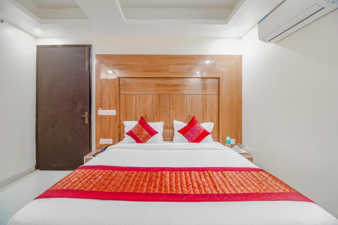 Hotel Classic Plaza At Delhi Airport Нью-Дели Экстерьер фото