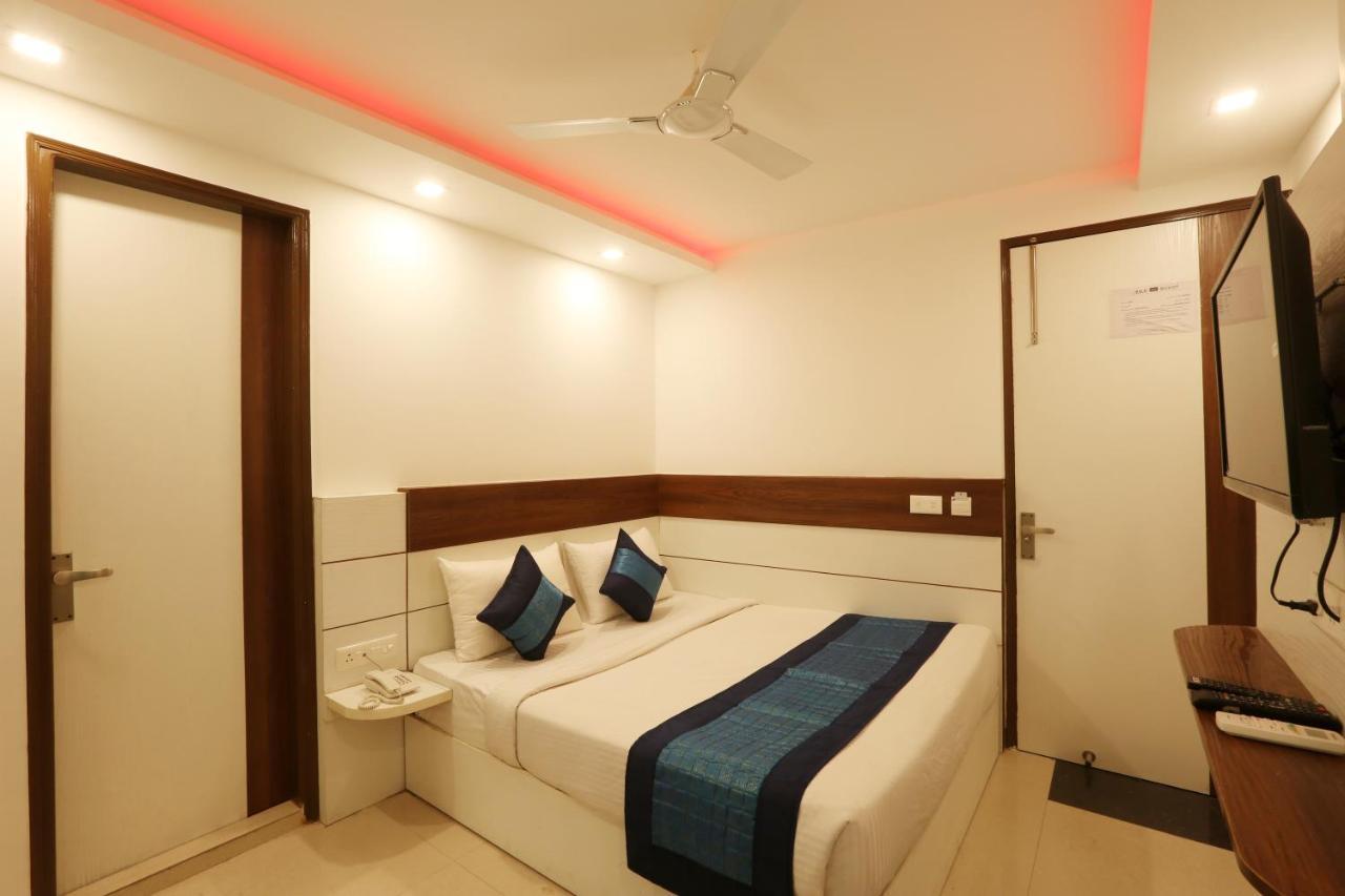 Hotel Classic Plaza At Delhi Airport Нью-Дели Экстерьер фото