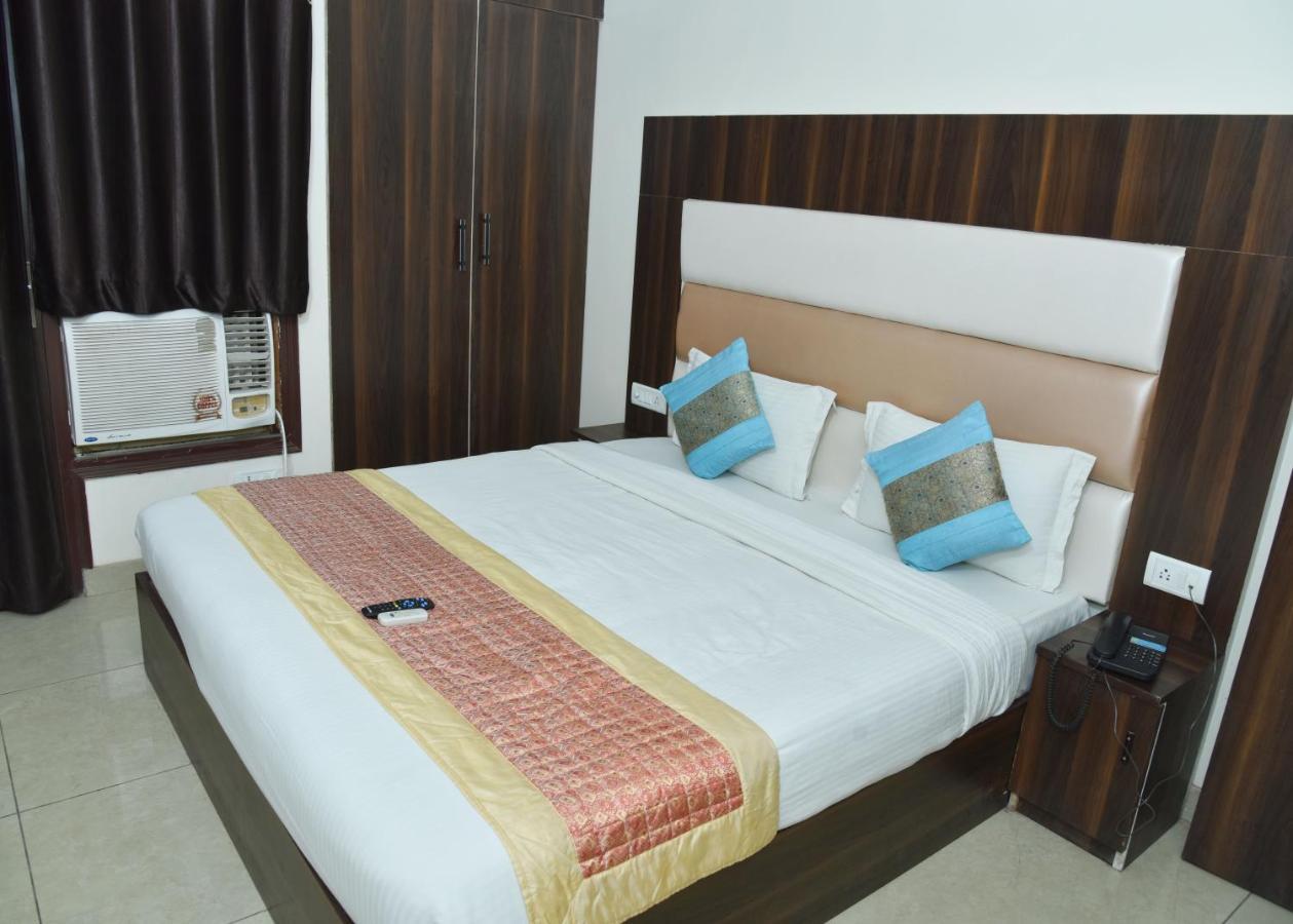 Hotel Classic Plaza At Delhi Airport Нью-Дели Экстерьер фото