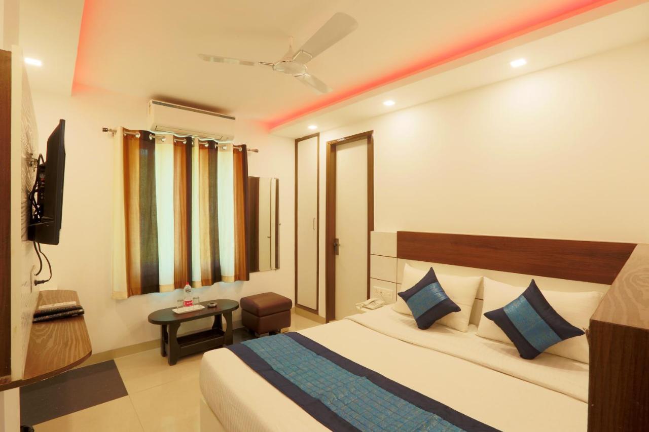 Hotel Classic Plaza At Delhi Airport Нью-Дели Экстерьер фото