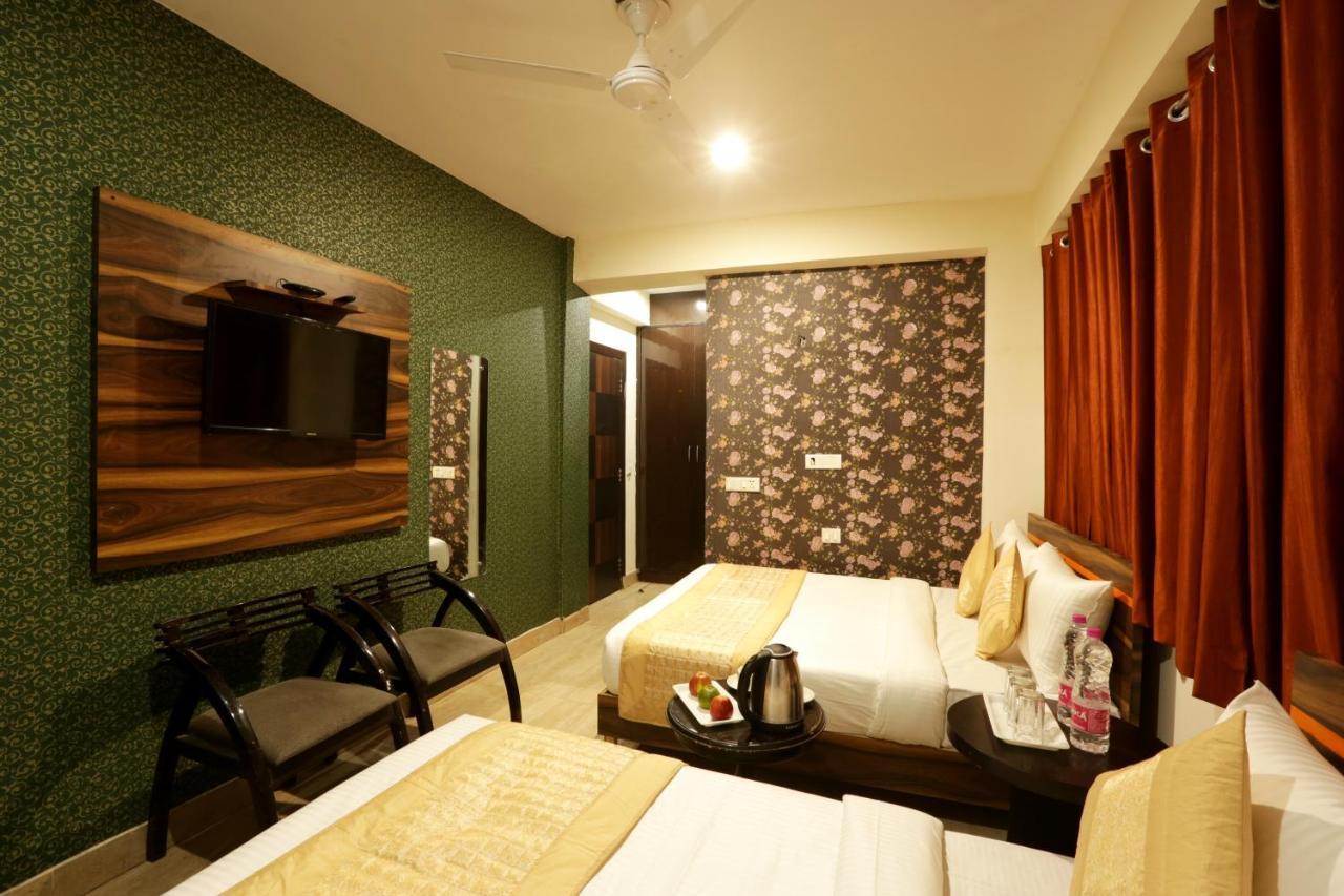 Hotel Classic Plaza At Delhi Airport Нью-Дели Экстерьер фото