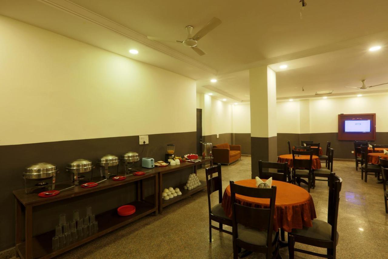 Hotel Classic Plaza At Delhi Airport Нью-Дели Экстерьер фото